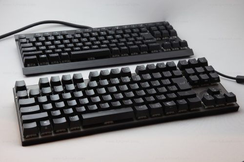 手前：MSI VIGOR GK70 SILVER 奥：Corsair K65 RGB RAPIDFIRE