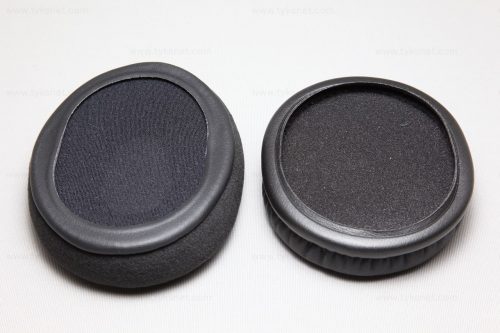 Geekria イヤーパッド裏面(左)と純正イヤーパッド裏面(右)